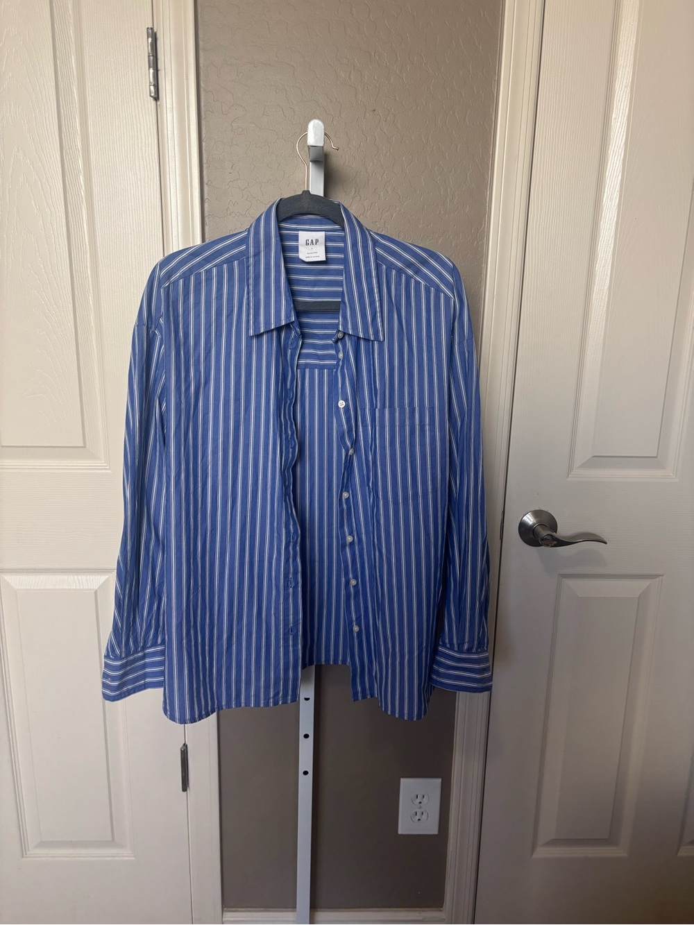 GAP Men's Blue and White Vertical Stripe Dress Shirt